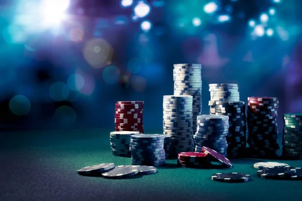 Live Domino QQ dealer table with tiles and player positions
